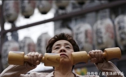 当中国大妈遇到日本大妈，一个惹人烦，一个人人夸