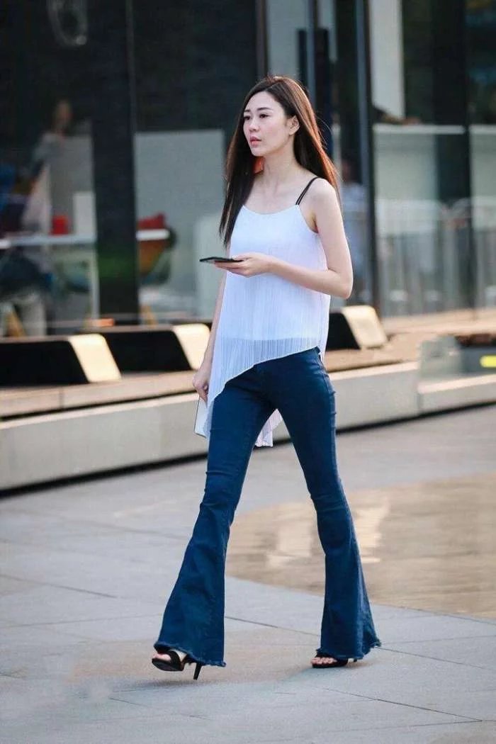 美女虽不是曲线身材, 但胜在高挑人也漂亮, 也很有感觉