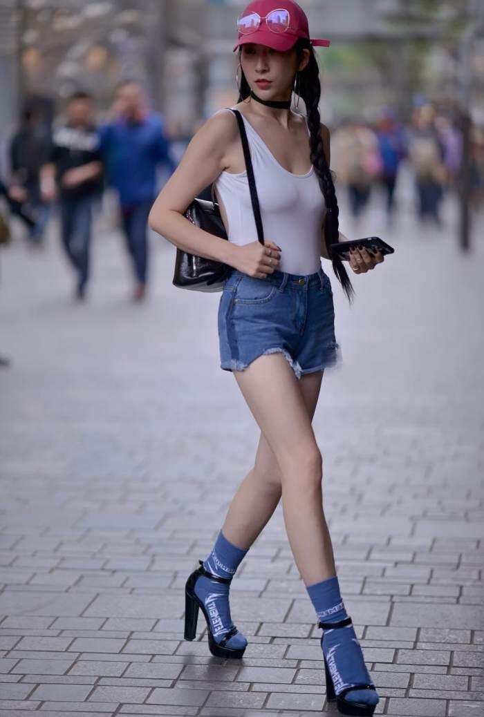 街拍: 紧身T恤的气质美女, 好身材清晰可见啊