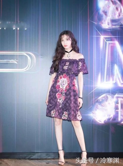 宋妍霏穿恨天高出席活动，脚与地面都快垂直了!感觉在用脚趾走路