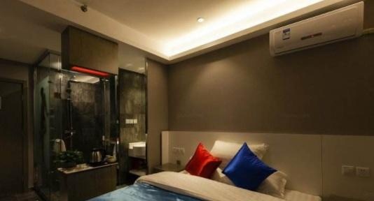 酒店发现这种东西,就应当及时和前台反应换房,否则吃亏的是你