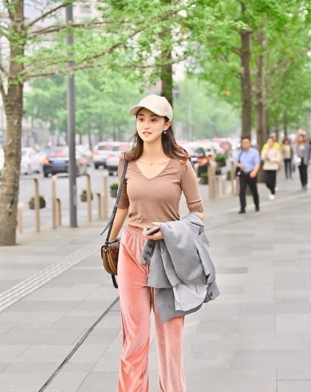  『春天』姑娘别再傻傻学搭配,今年春天流行这样的连衣裙,青春靓丽显气质
