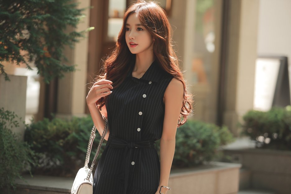 女神珠珠:黑咖啡愠色竖条不对称束腰裙