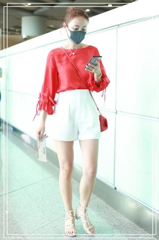 叶一茜为显腿长，短裤都提到胸了，结果撞上杨幂，简直不能再尴尬