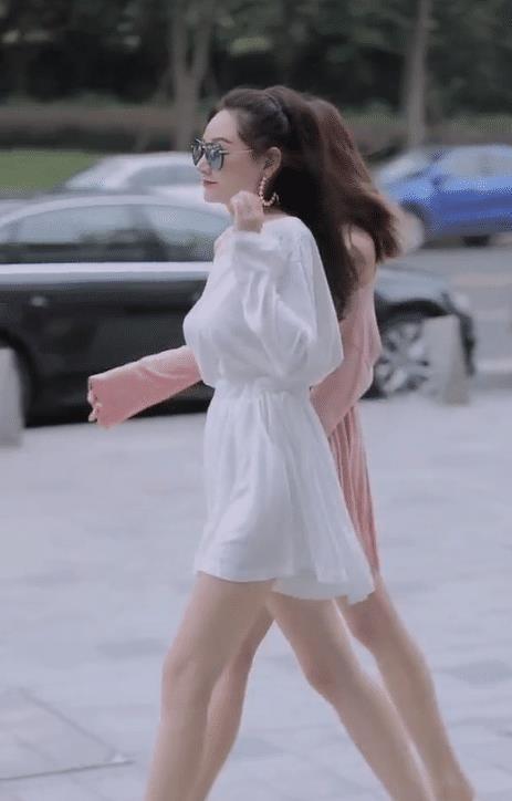 『美女』美女姐妹花还是穿粉色衣服的更好看,是因为没戴墨镜的原因吗!