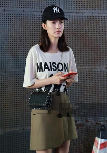 素颜也敢出镜！李沁雀斑黑眼圈暴露无遗，网友：晚上在干啥？