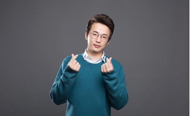 骚白凌晨回应代打传闻：公司不让说 身正不怕影子斜