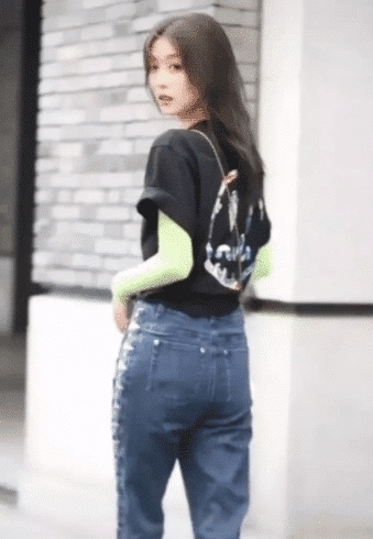  #宽松#一美女为博眼球豁出去，裤子长1米2，网友：只有短裤“幸免于难”