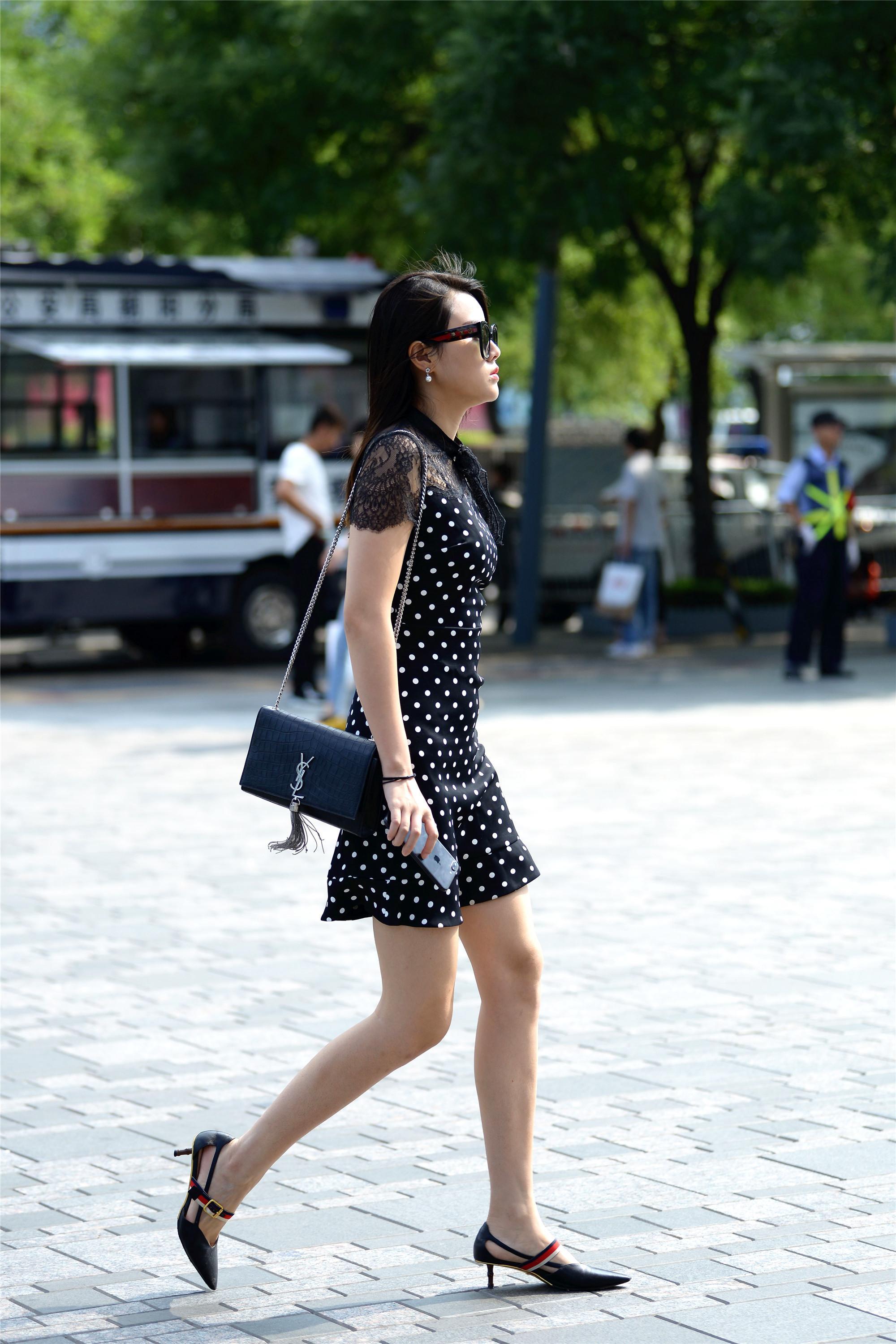 清秋时节的小姐姐，她穿的连衣裙被她的鞋子抢了风头