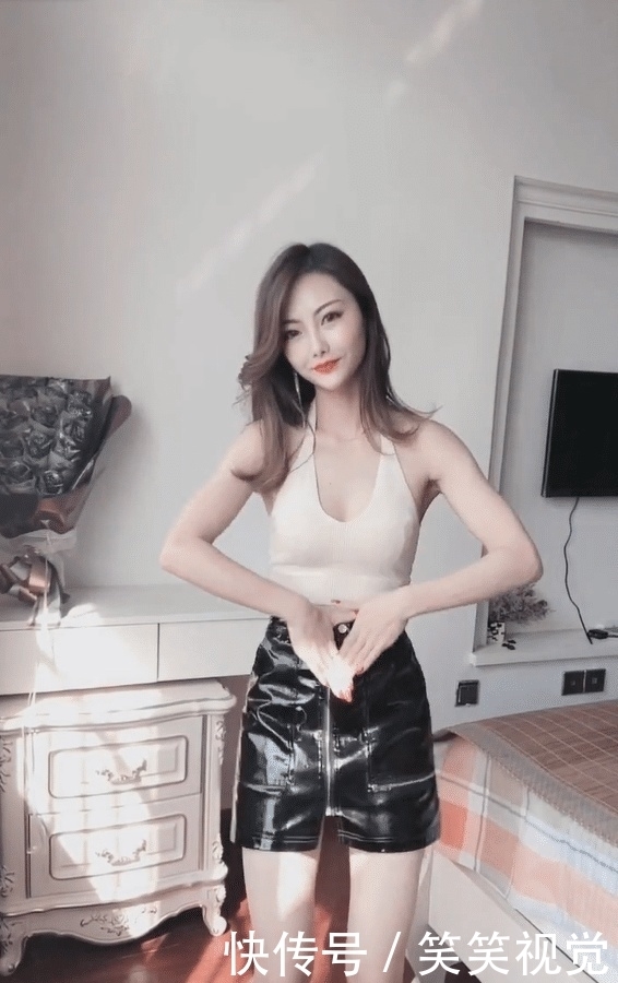 『 美女』配上高跟凉鞋，秀出女王的风格，高挑美女穿黑色皮裙