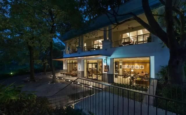 星巴克爆改百年老建筑，将闲置“废楼”改出王炸！网友：别卖咖啡