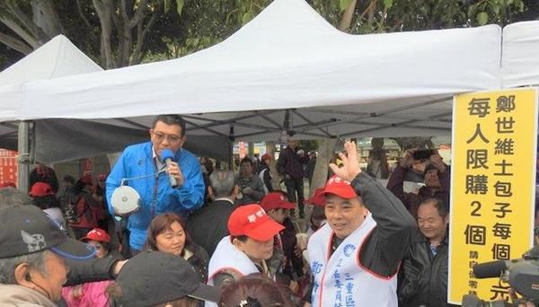 郑世维义卖土包子力挺韩国瑜 打脸蔡办发言人为选情加分