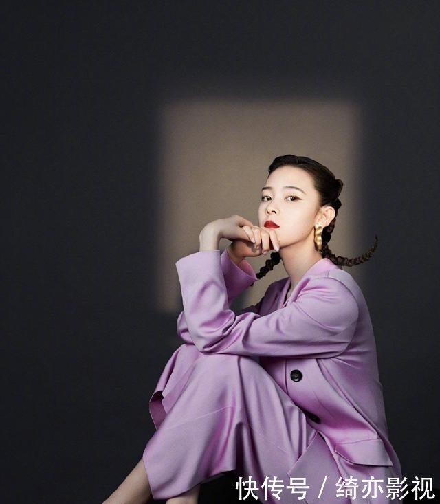  #脖颈线条#她因《无心法师》走红，一袭撞色拼接长裙出境，羊角辫俏皮灵动