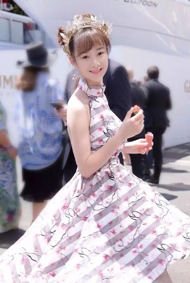 张檬百褶“扇子裙”撞衫娄艺潇，离开玻尿酸的她又美回18岁