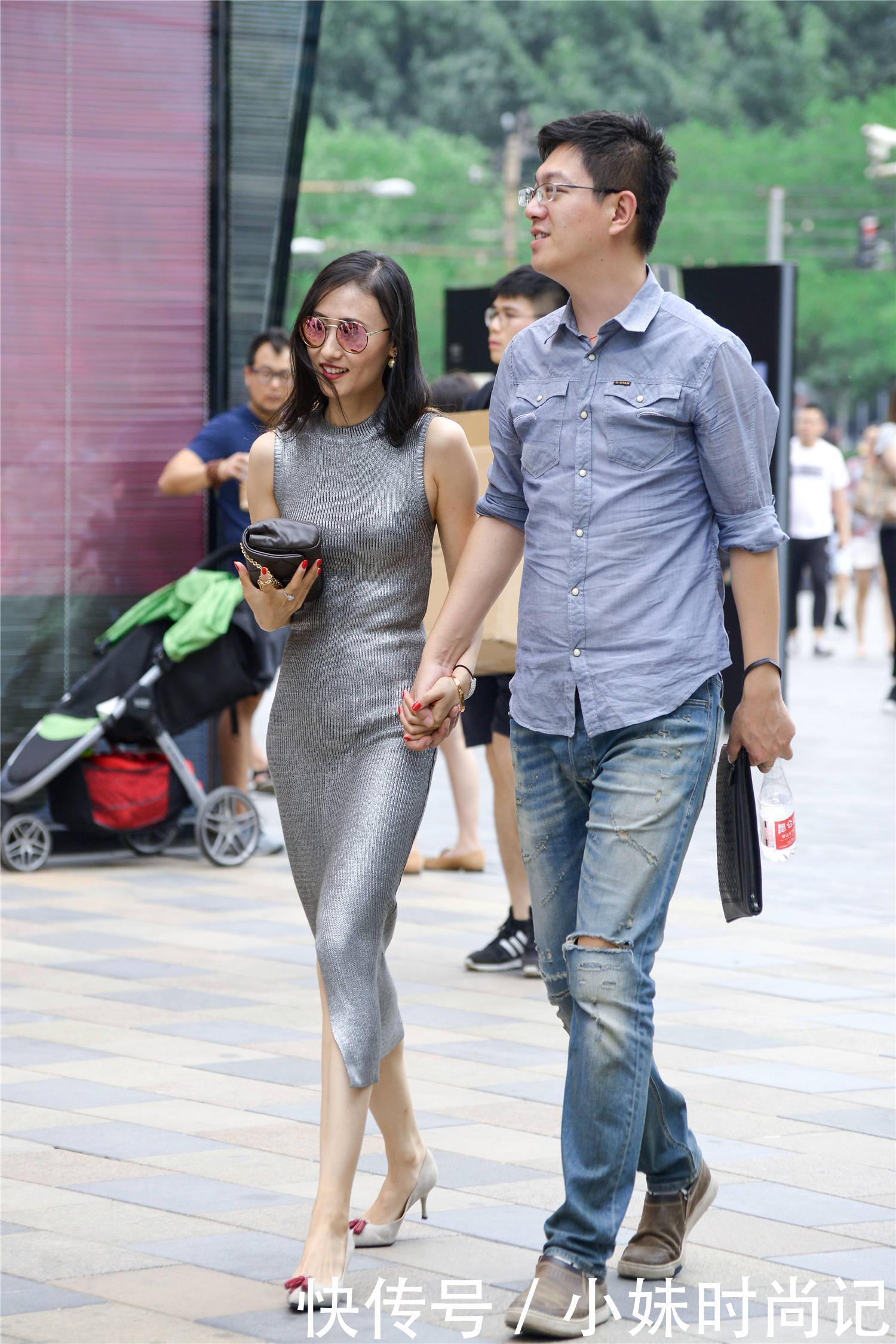  【亮面】街拍亮面的无袖紧身裙，显身材曲线，搭配高跟鞋更衬托气质
