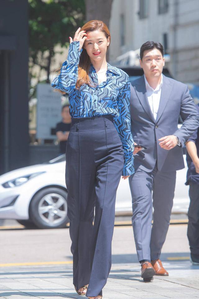 被全智贤美到了,印花上衣搭配高腰阔腿裤,网友:一般人穿不来!