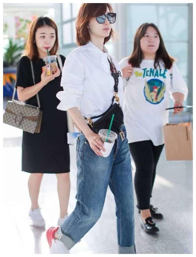王丽坤真敢穿！短发衬衫牛仔裤，网友：换双鞋会更爷们！