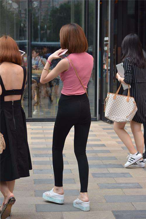 都市时尚：美女上身丰满下身紧, 一条紧身裤穿出完美的筷子腿