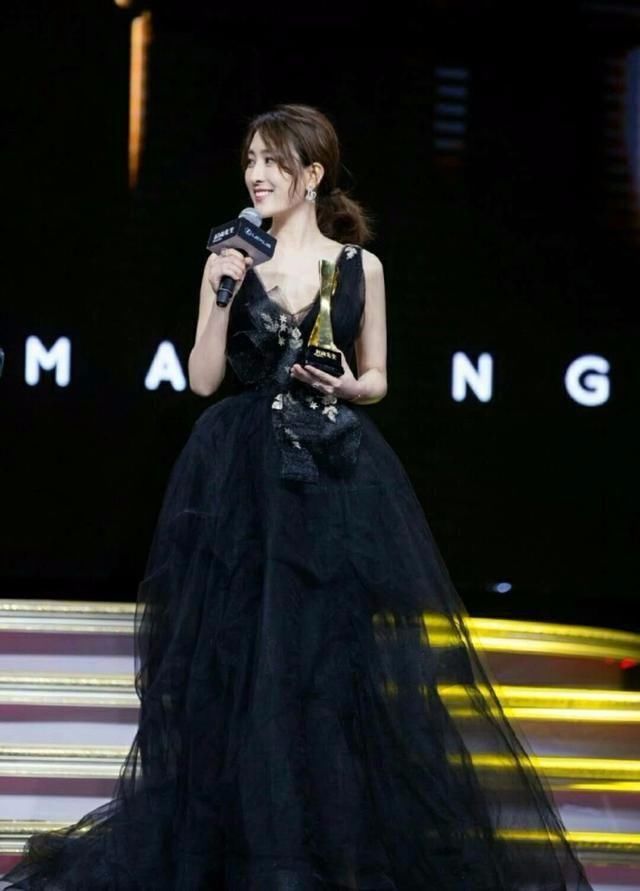 马苏穿短袖搭过膝裙，捂得好严实!之前她的打扮，大胆又很妩媚!