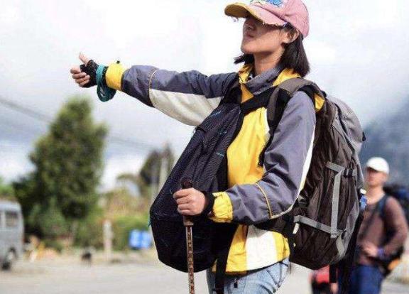 为何多数川藏线上的穷游女都会“热衷”穿裙子?司机:方便搭车!