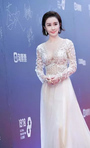 舒畅太敢穿了！上半身完全透视，网友：不是披着外套就露完了！