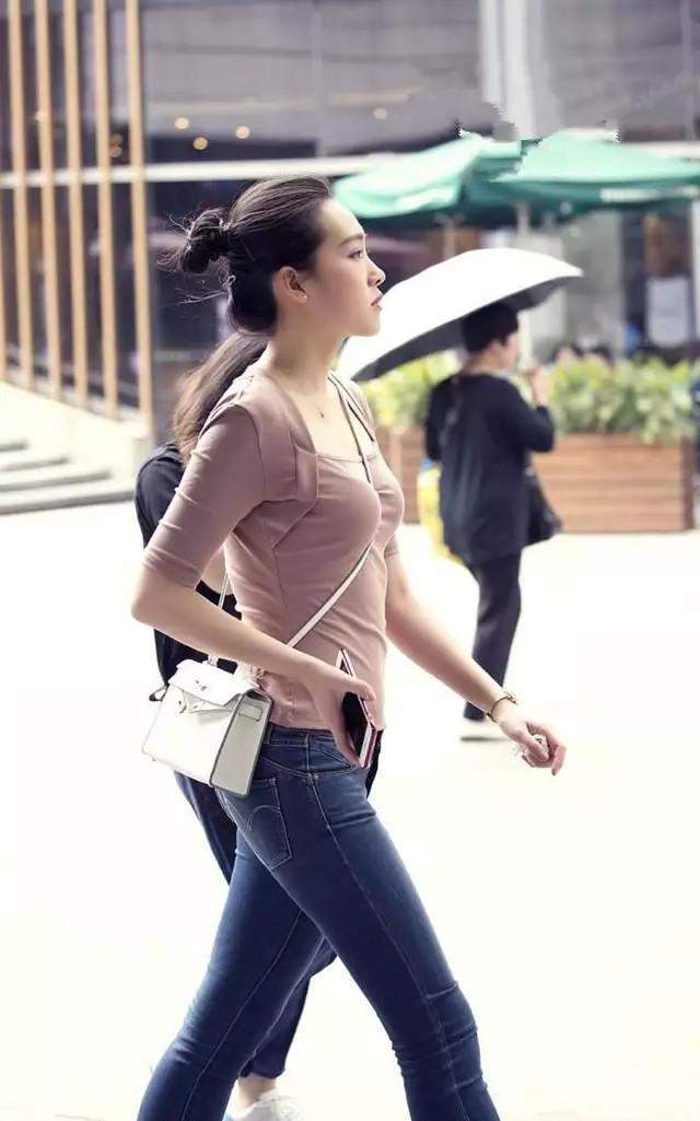 街拍: 美女纯真大方亭亭玉立, 令人心动不已!