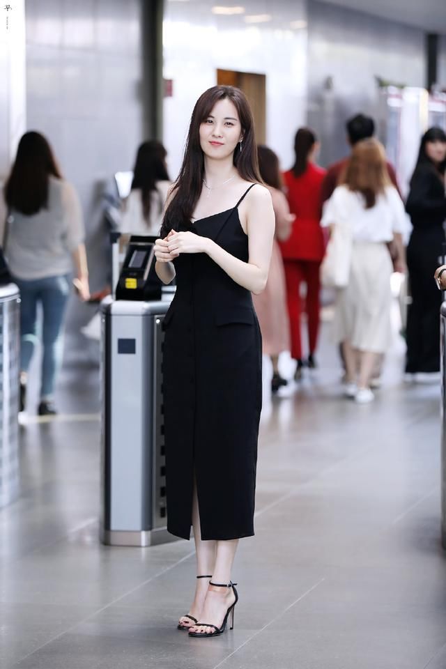 徐贤穿这条裙子前后都开叉了,却被鞋子抢镜,脚上创可贴惹人心疼