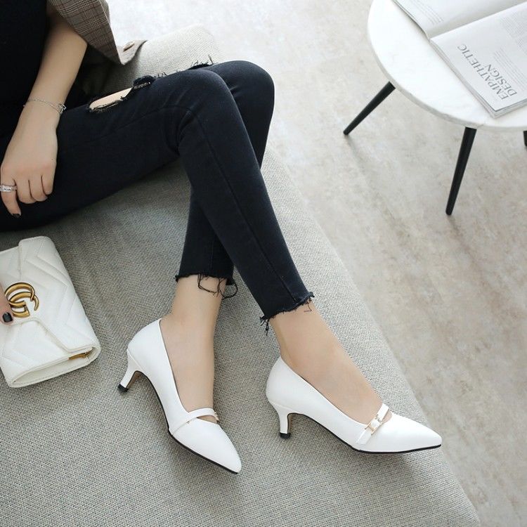 女人啊!别老穿平底鞋了，穿上高跟鞋，性感百倍