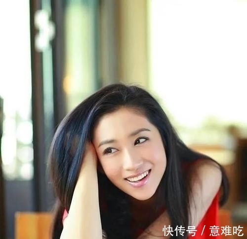  #低调#41岁刘思彤，出道22年形象多姿，如今低调嫁圈外富豪很幸福