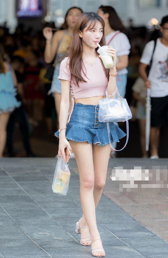 街拍：精致女孩穿超短裙，纤细的漫画腿，迷倒万千宅男！