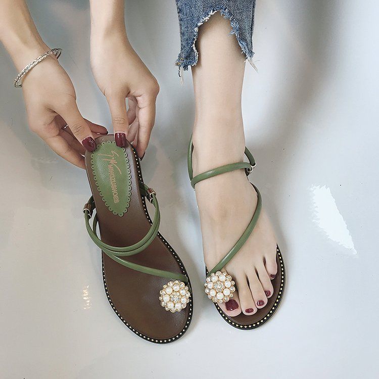 难怪现在的女生都不穿高跟鞋，眼光真好啊，相中这么时尚凉鞋