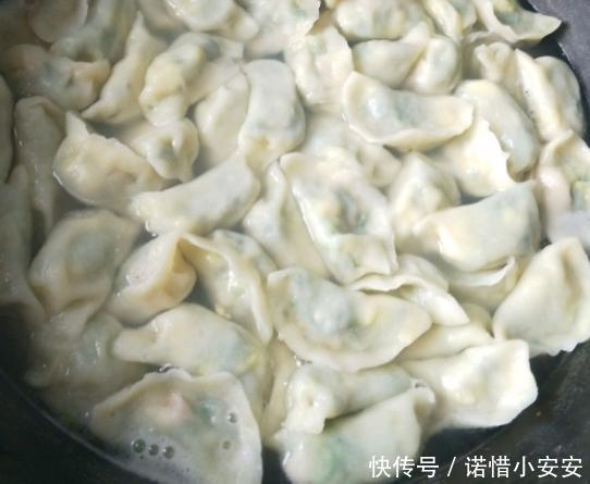  『包饺子』韭菜馅饺子好不好吃，放什么油是关键，婆婆这样做，饺子更鲜香