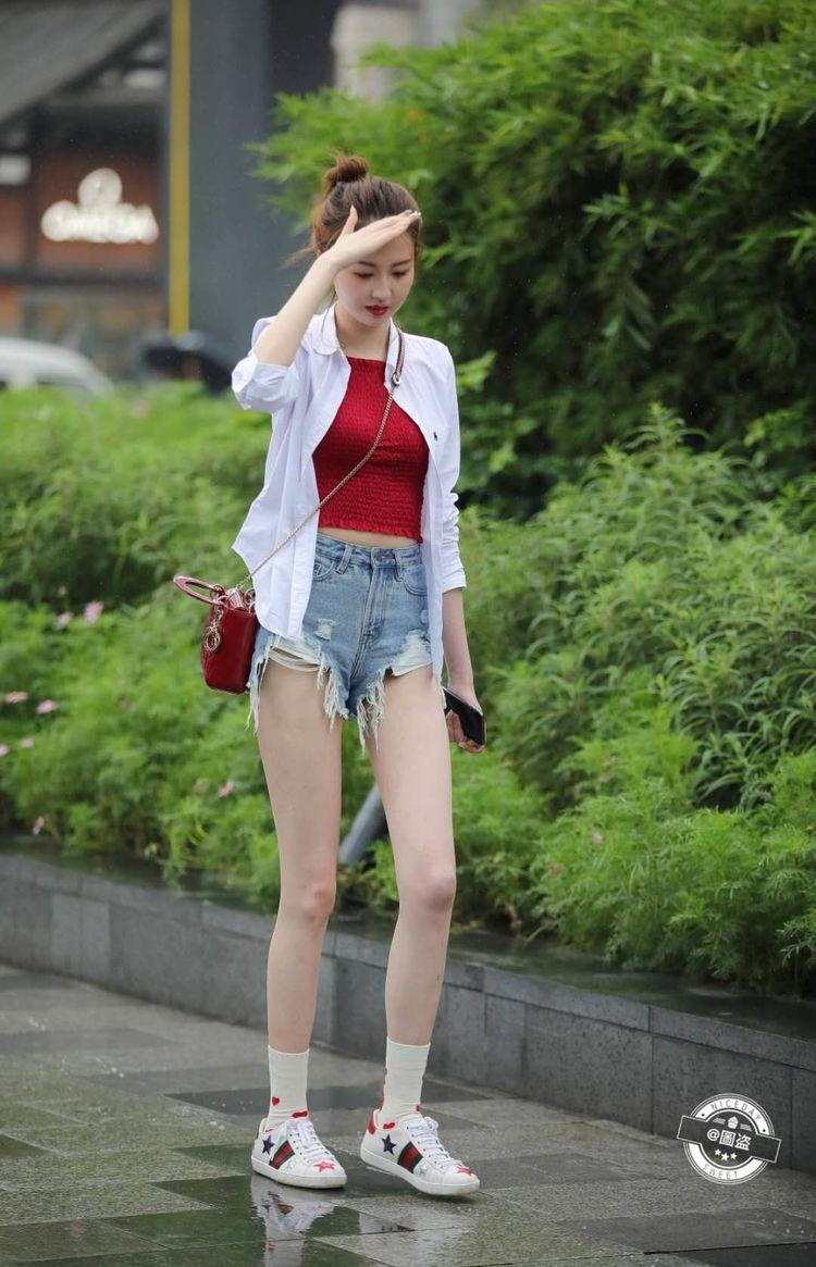 路人街拍，小姐姐在雨中漫步，看上去非常的简约清新，让人难忘