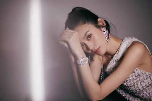 奚梦瑶真够拼的! 穿的裙子根本无法遮住 网友: 难怪空荡荡的!