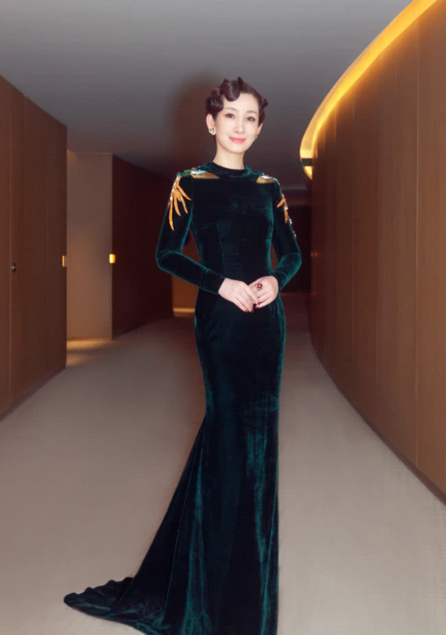 她曾因长得丑被骂，自曝整容原因令人心疼，39岁女人味十足!