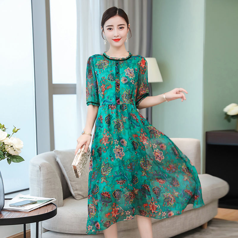 53岁老婆穿这“孔雀绿”秋裙,高贵轻盈巧减龄,没人敢喊:大妈