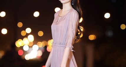 牛仔裤确实不流行了,奔4女人大暑天都穿冷风裙+凉鞋,美到扎心