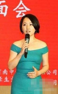 杨钰莹太大胆，裙子勒得肚子上的肉都爆出来，网友：怕她无法呼吸