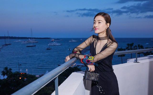 33岁王丽坤亮相活动，身穿印花连衣裙气质优雅，网友：完胜全场