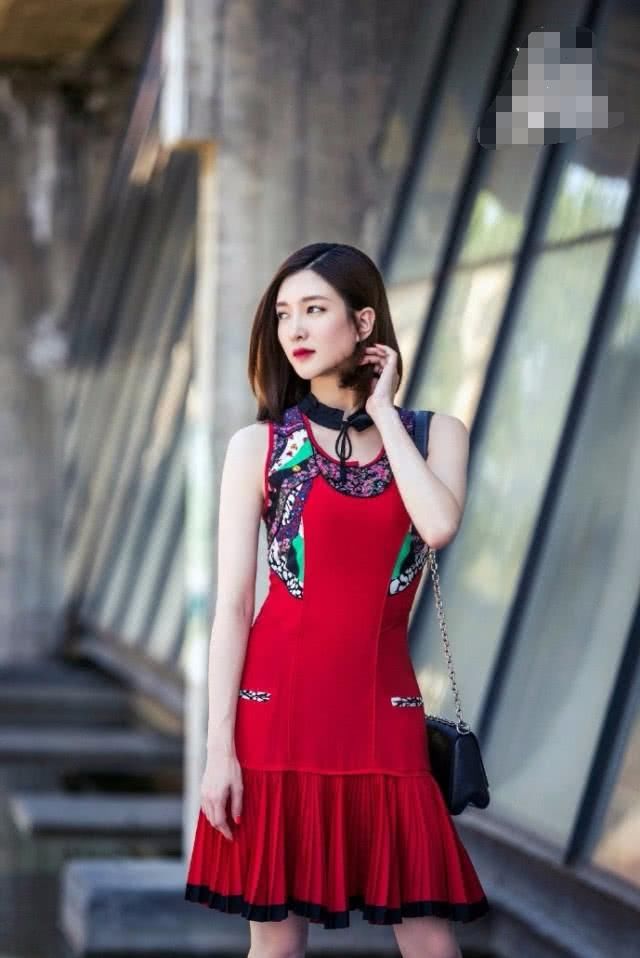 江疏影穿红西装现身，脚下的过膝长靴亮了，网友：已开启腿精模式