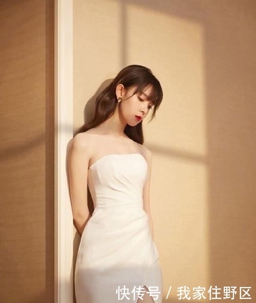 开叉■今穿抹胸开叉裙，配齐刘海美成萝莉，因《无心法师》岳绮罗而出名