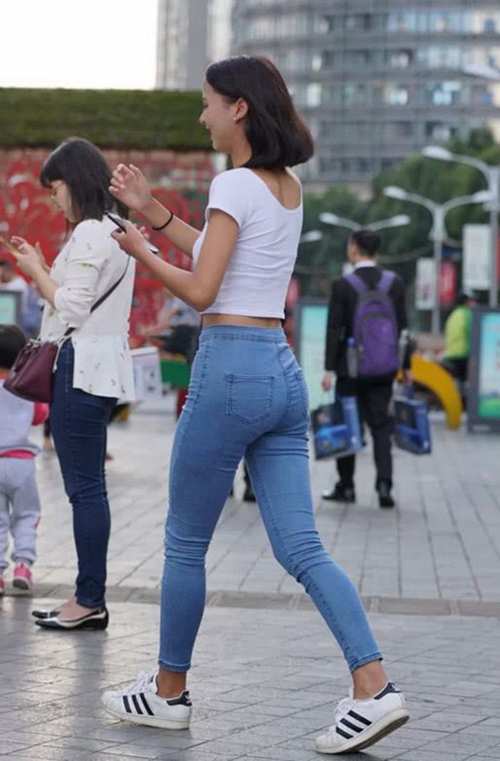 白色T恤配紧身牛仔裤，这个小姐姐，身材饱满，气质清新！
