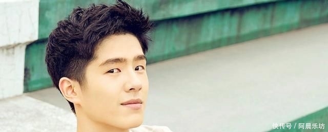 【超市】刘昊然逛超市无偶像包袱,框架眼镜搭配口罩,为减肥放弃买甜点