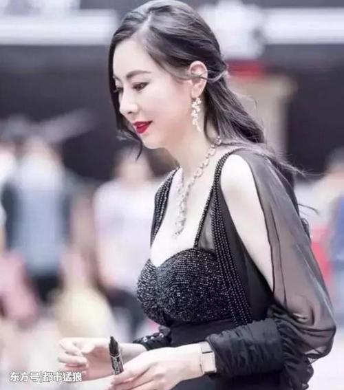 街拍：成熟的美少女, 黑色吊带裙臀围紧致, 皮肤又白有好看