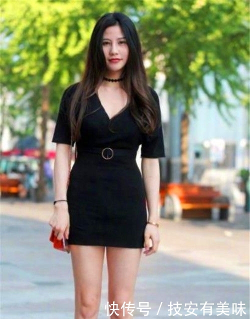  『气质』街拍：美女穿吊带长裙，气质温婉，姿态怡人