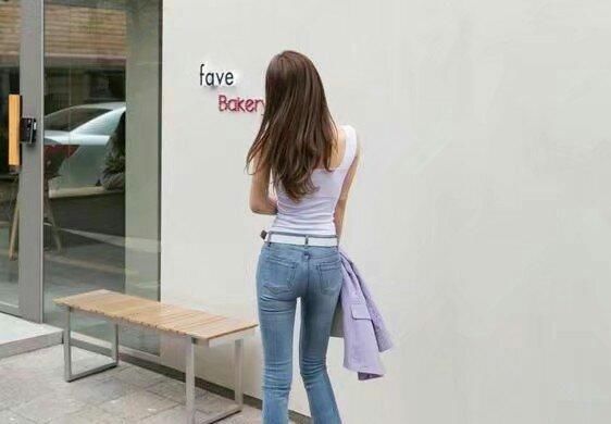 牛仔裤既时尚又百搭，很适合休闲旅游的时候穿更显青春的力量