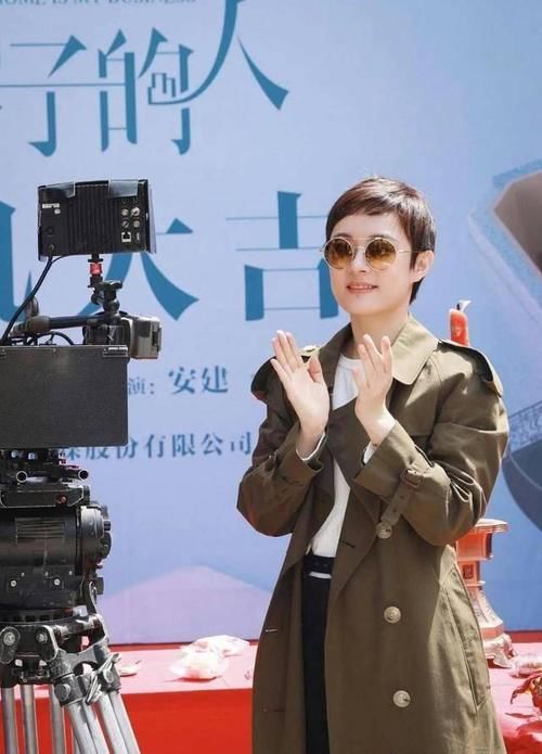 「感觉」孙俪虽然瘦但五官精致，穿风衣戴墨镜高调亮相，霸气侧漏美翻了