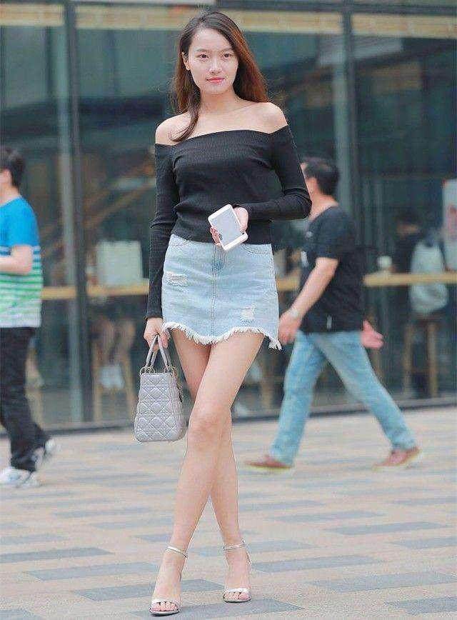 街拍: 紧身牛仔裤的小姐姐, 牛仔裤都撑的紧紧的, 让路人不忍直视