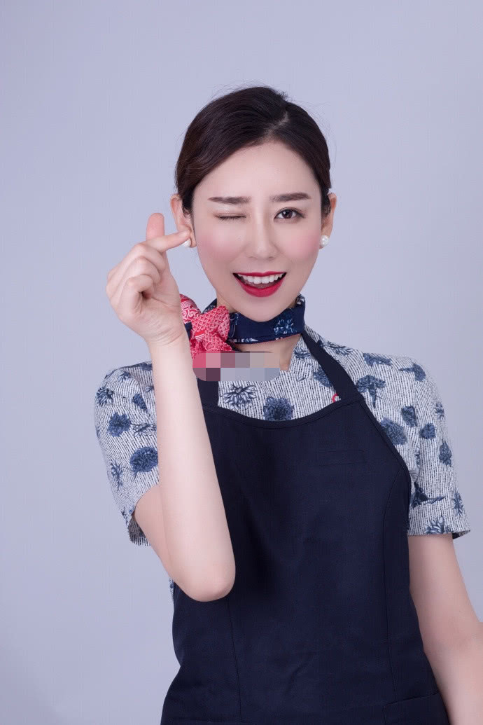 为何空姐在大街上，也喜欢穿着“制服”，网友：看完心疼了