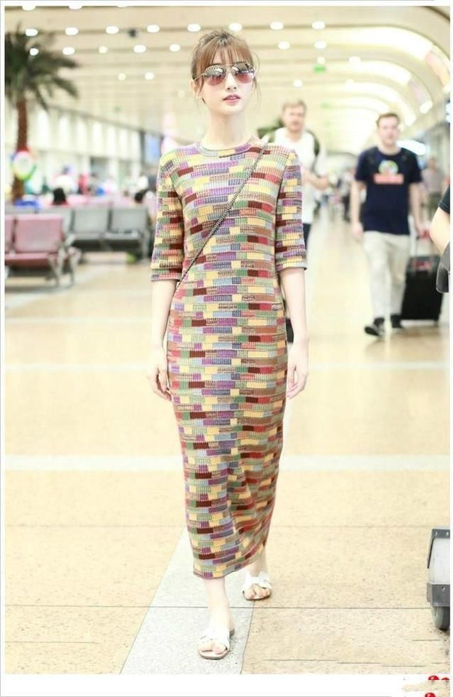 毛晓彤一点都瘦，单间裙硬是穿出双肩既视感！